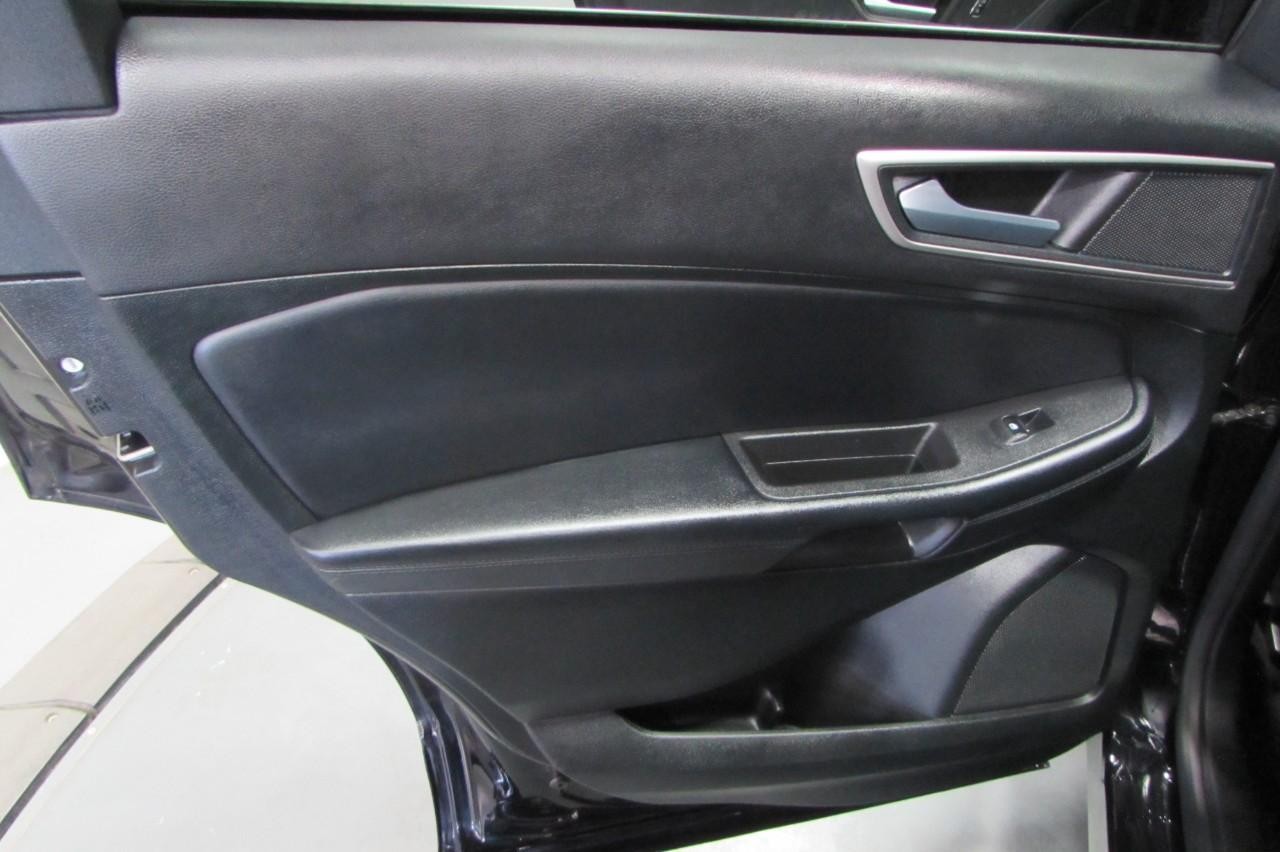 Ford Edge Vehicle Full-screen Gallery Image 23