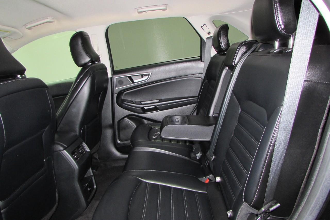 Ford Edge Vehicle Full-screen Gallery Image 24