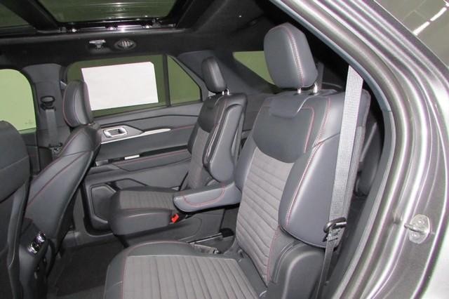 2025 Ford Explorer ST-Line photo 18