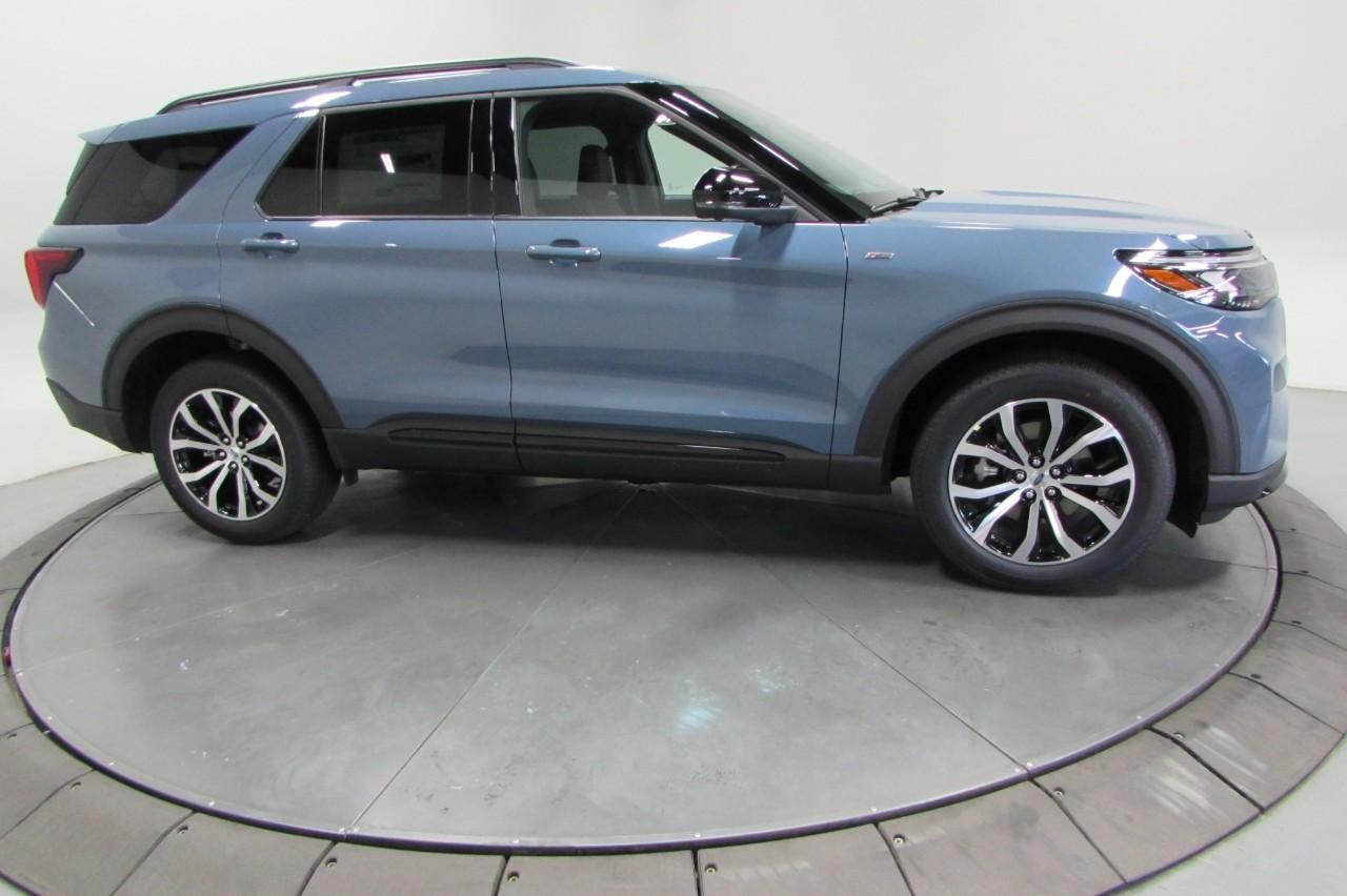 2025 Ford Explorer ST-Line photo 2