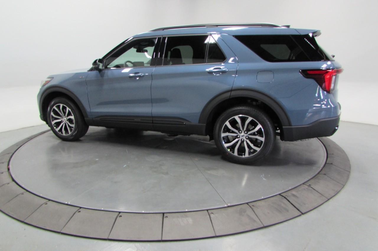 2025 Ford Explorer ST-Line photo 3