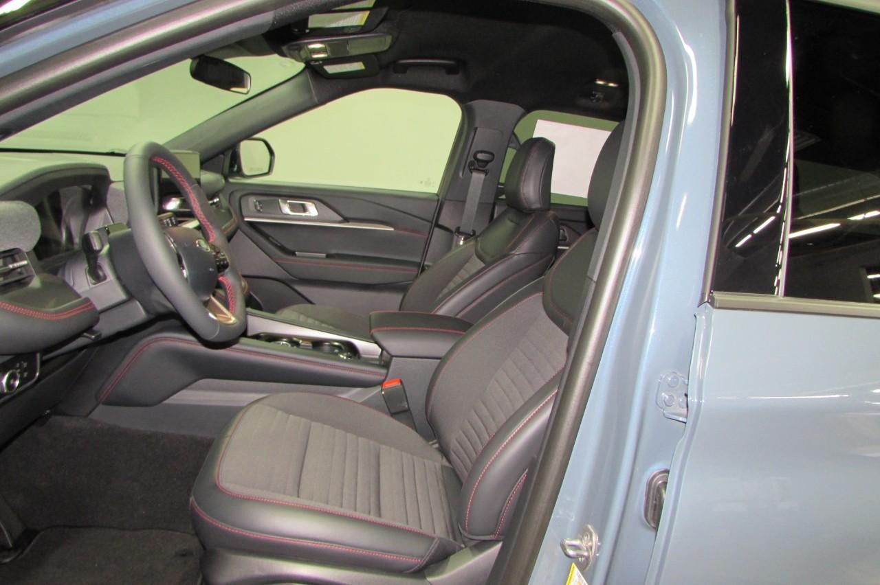 2025 Ford Explorer ST-Line photo 11