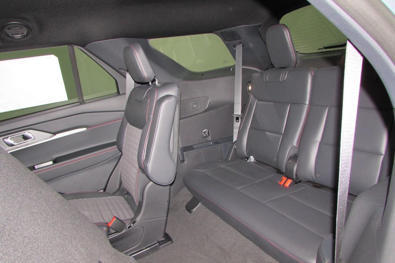 2025 Ford Explorer ST-Line photo 24