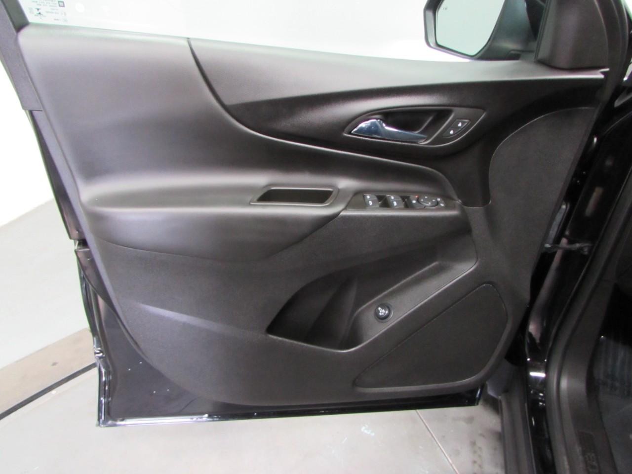 Chevrolet Equinox Vehicle Full-screen Gallery Image 11