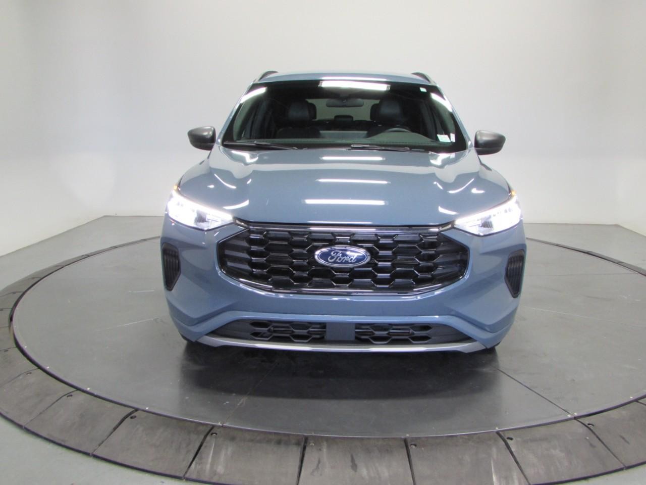 Ford Escape Vehicle Full-screen Gallery Image 02