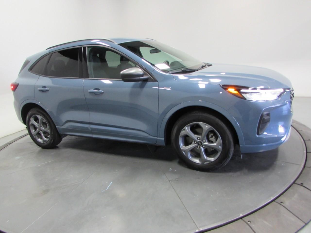 Ford Escape Vehicle Full-screen Gallery Image 04