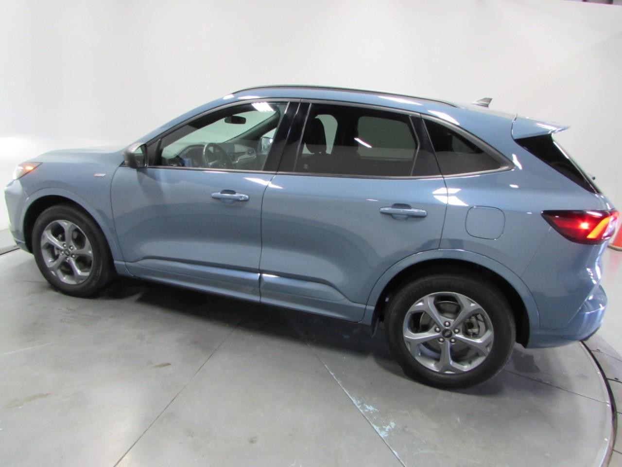 Ford Escape Vehicle Full-screen Gallery Image 05