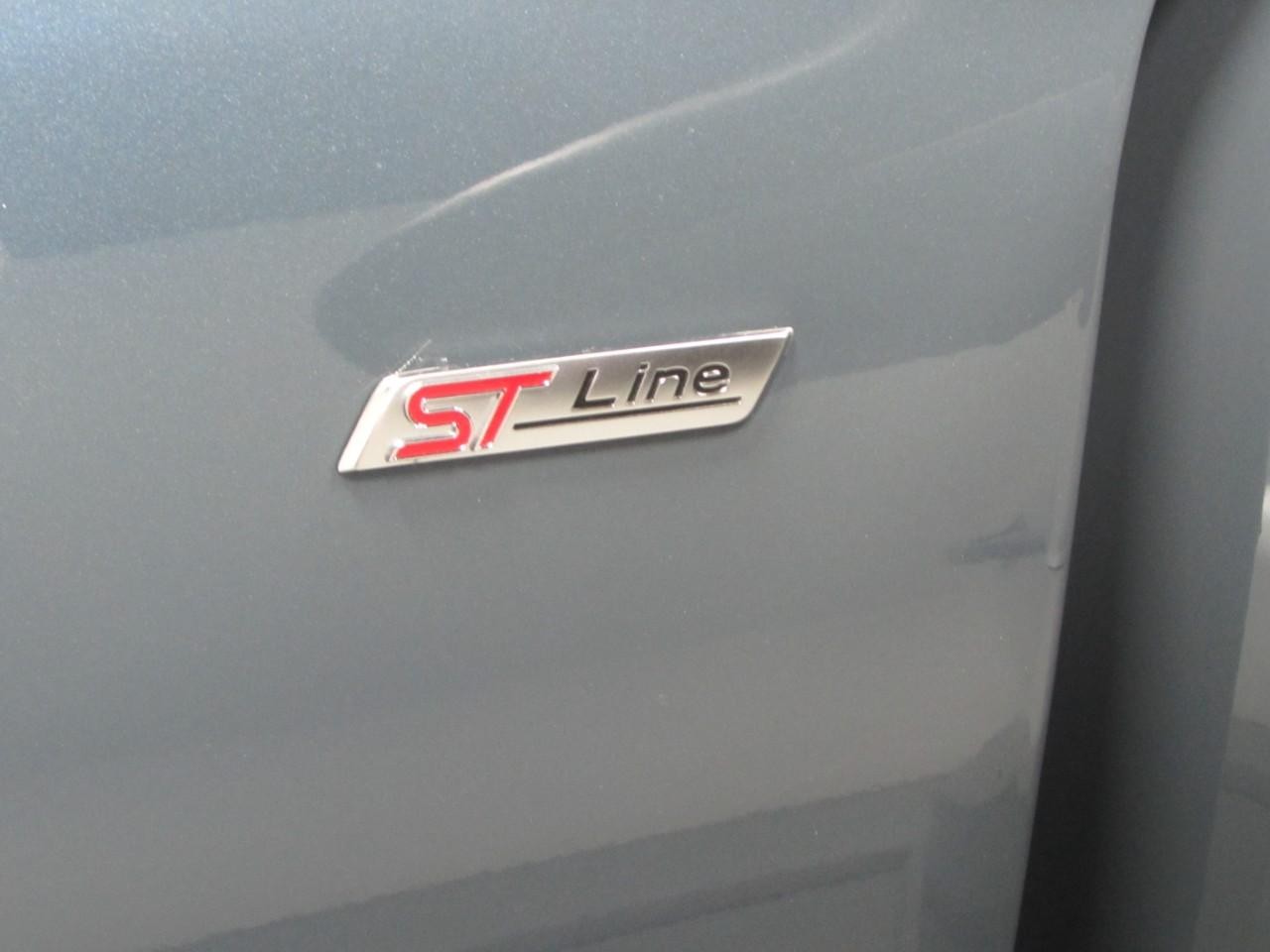 Ford Escape Vehicle Full-screen Gallery Image 10