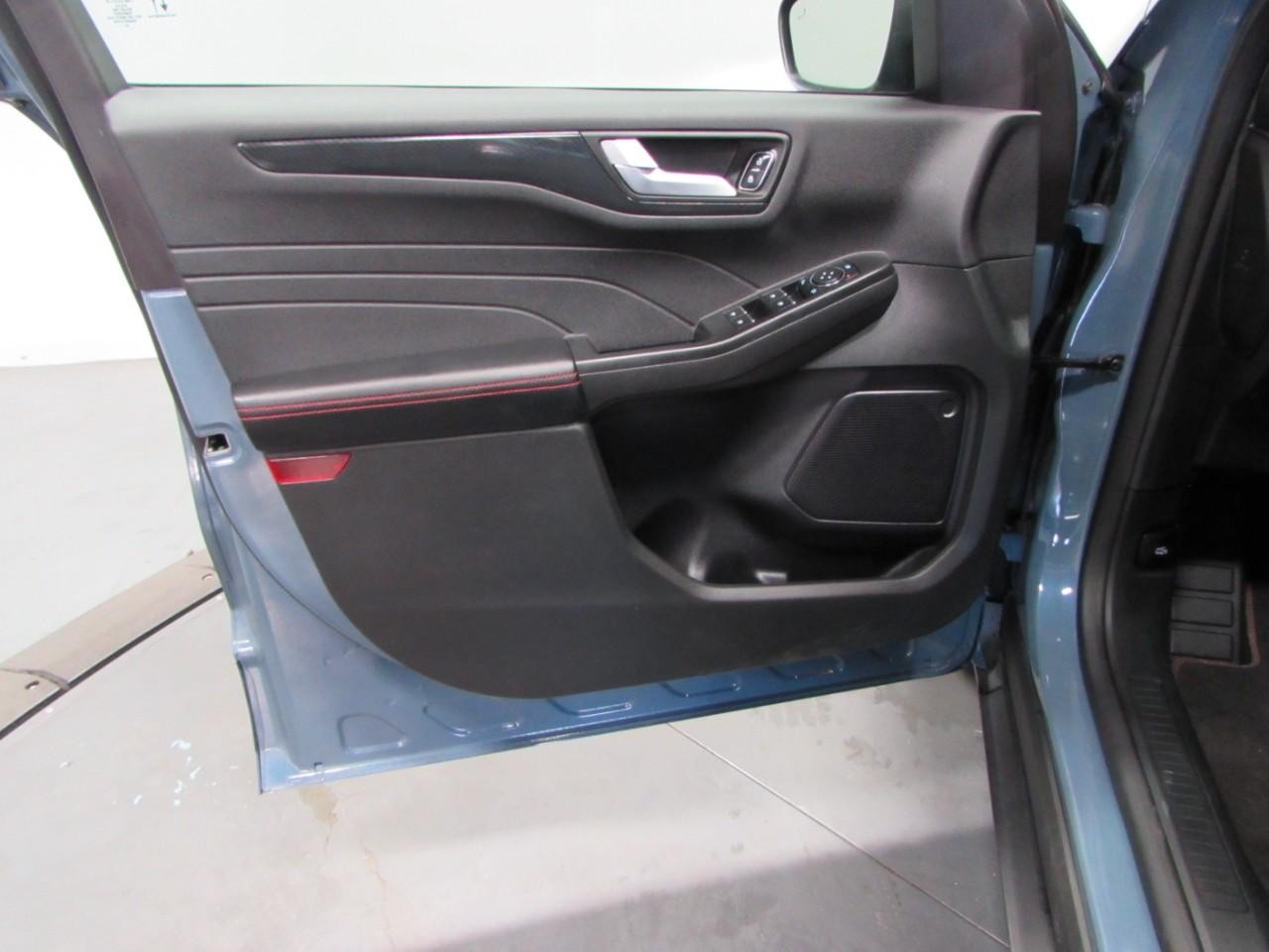 Ford Escape Vehicle Full-screen Gallery Image 11