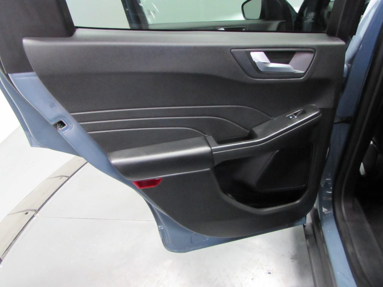 Ford Escape Vehicle Full-screen Gallery Image 24