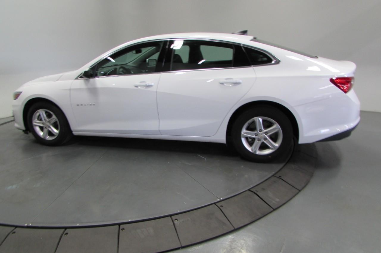 Chevrolet Malibu Vehicle Full-screen Gallery Image 05