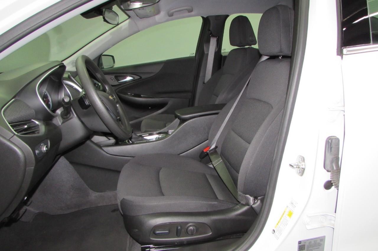 Chevrolet Malibu Vehicle Full-screen Gallery Image 12