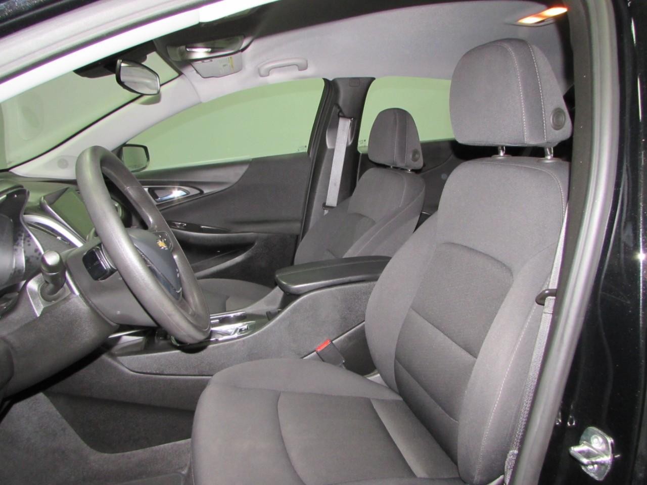 Chevrolet Malibu Vehicle Full-screen Gallery Image 11