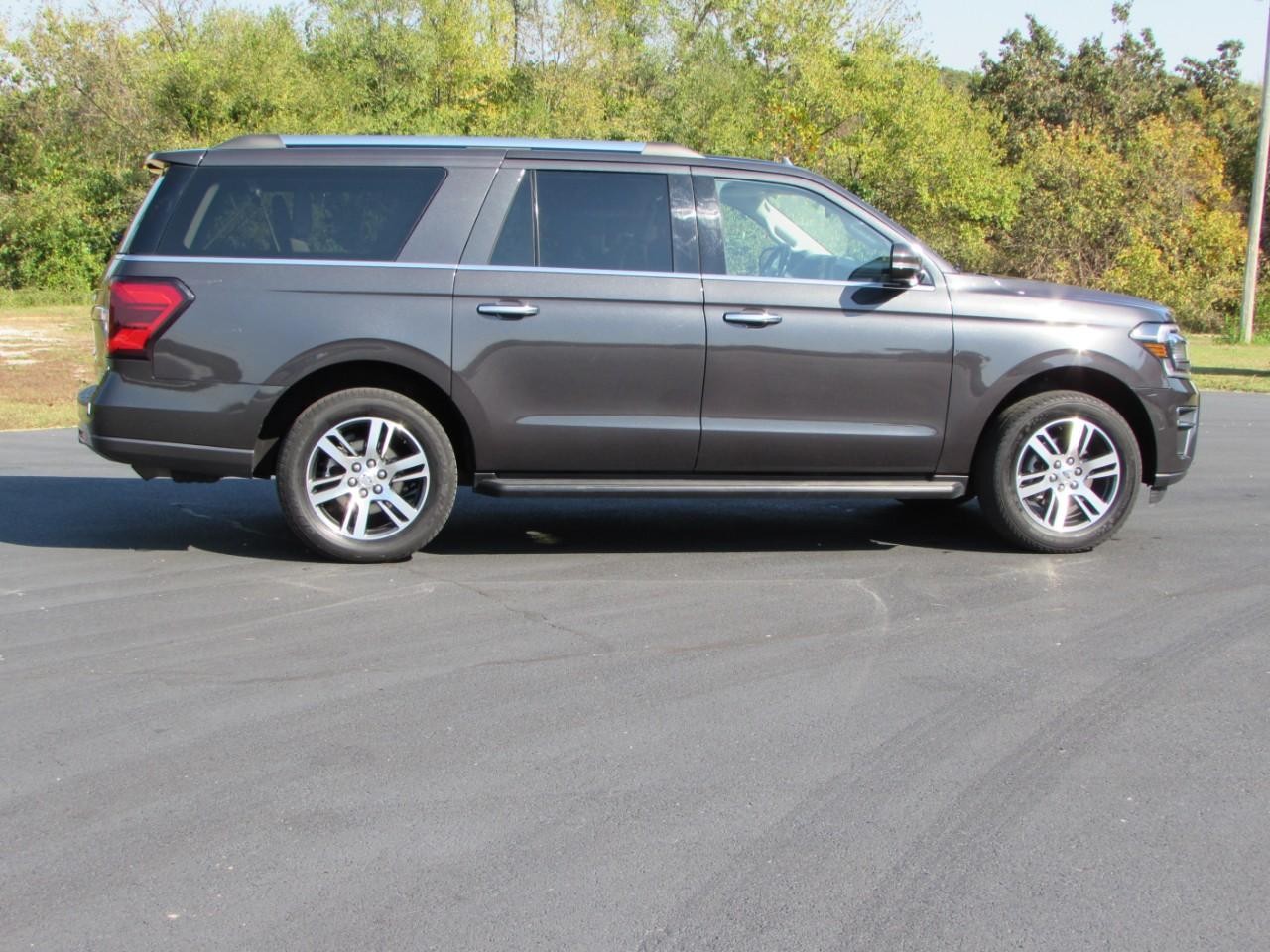 Ford Expedition Max Vehicle Full-screen Gallery Image 05