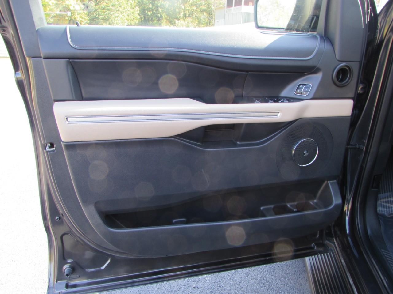 Ford Expedition Max Vehicle Full-screen Gallery Image 08