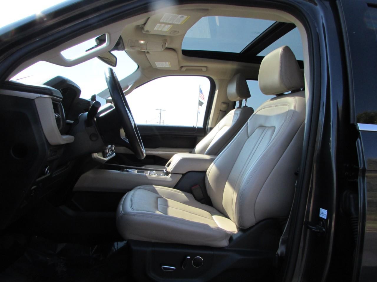 Ford Expedition Max Vehicle Full-screen Gallery Image 09