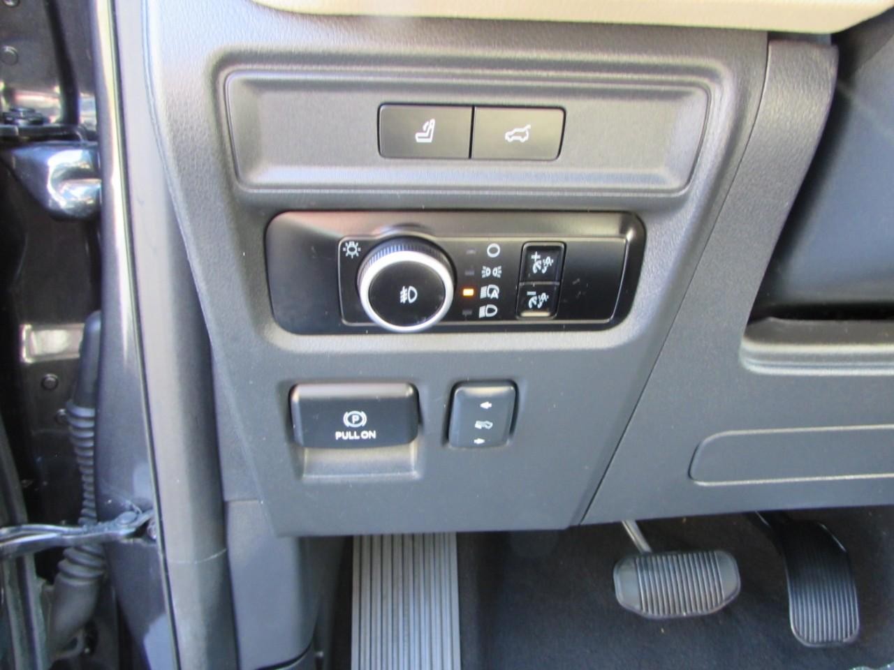 Ford Expedition Max Vehicle Full-screen Gallery Image 10