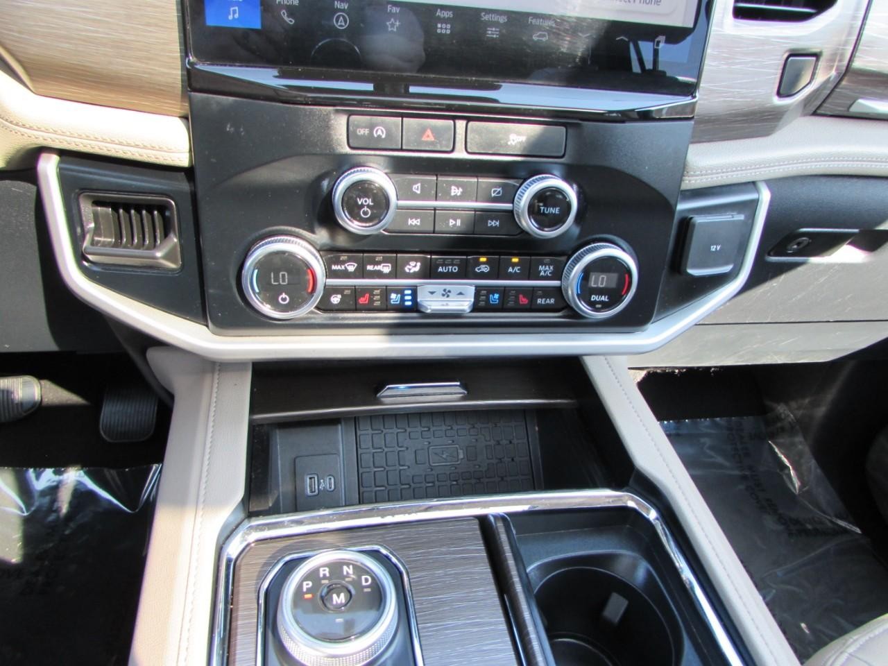 Ford Expedition Max Vehicle Full-screen Gallery Image 17