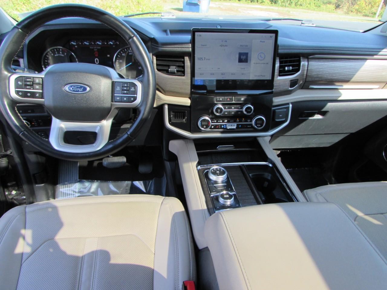 Ford Expedition Max Vehicle Full-screen Gallery Image 19