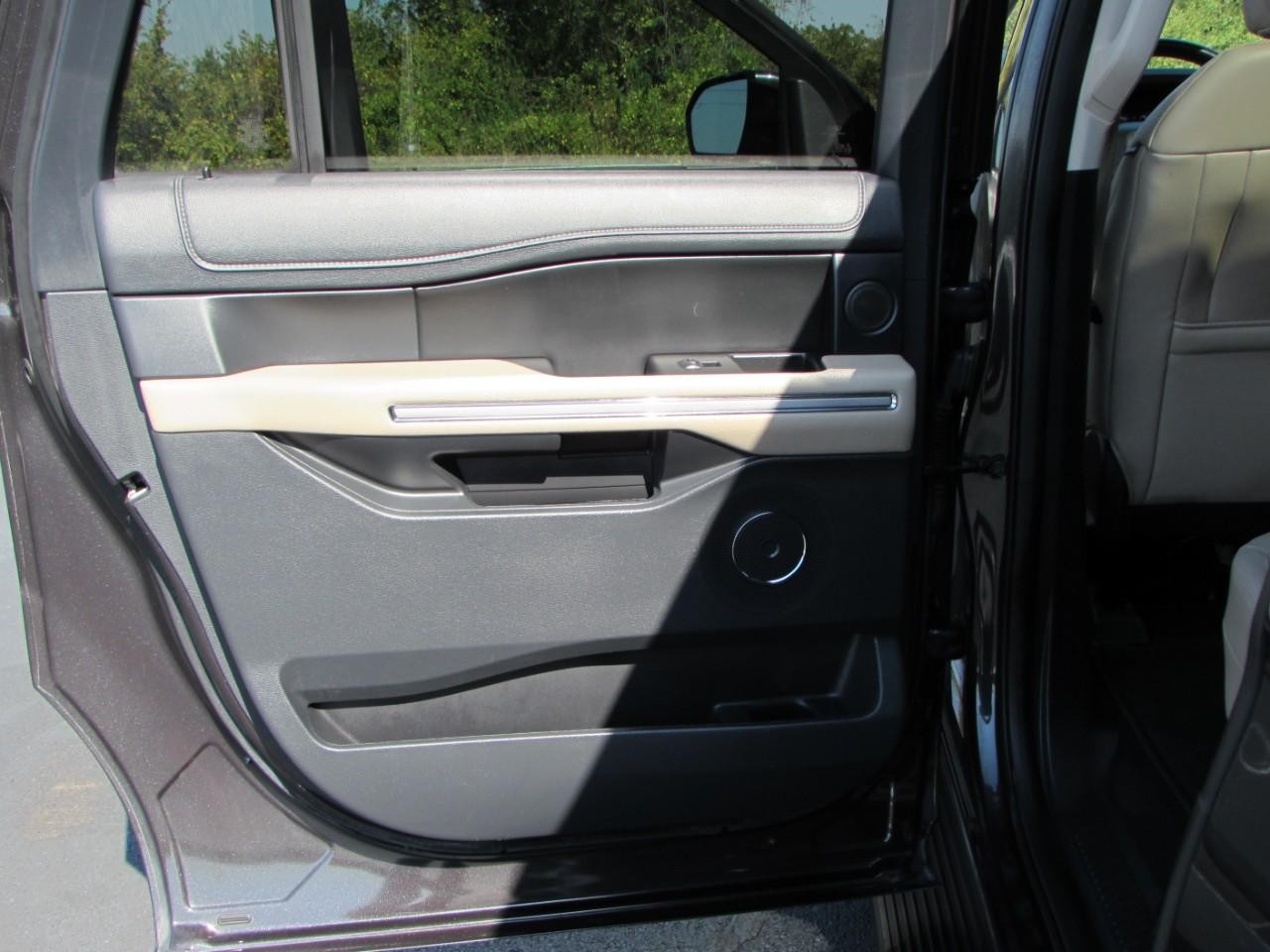 Ford Expedition Max Vehicle Full-screen Gallery Image 20