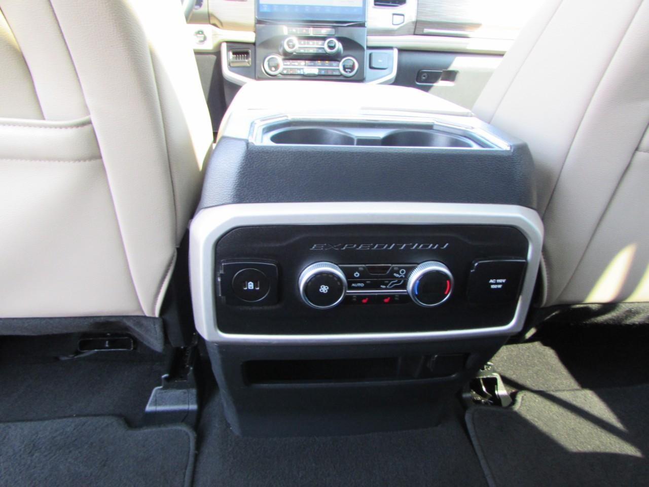 Ford Expedition Max Vehicle Full-screen Gallery Image 22