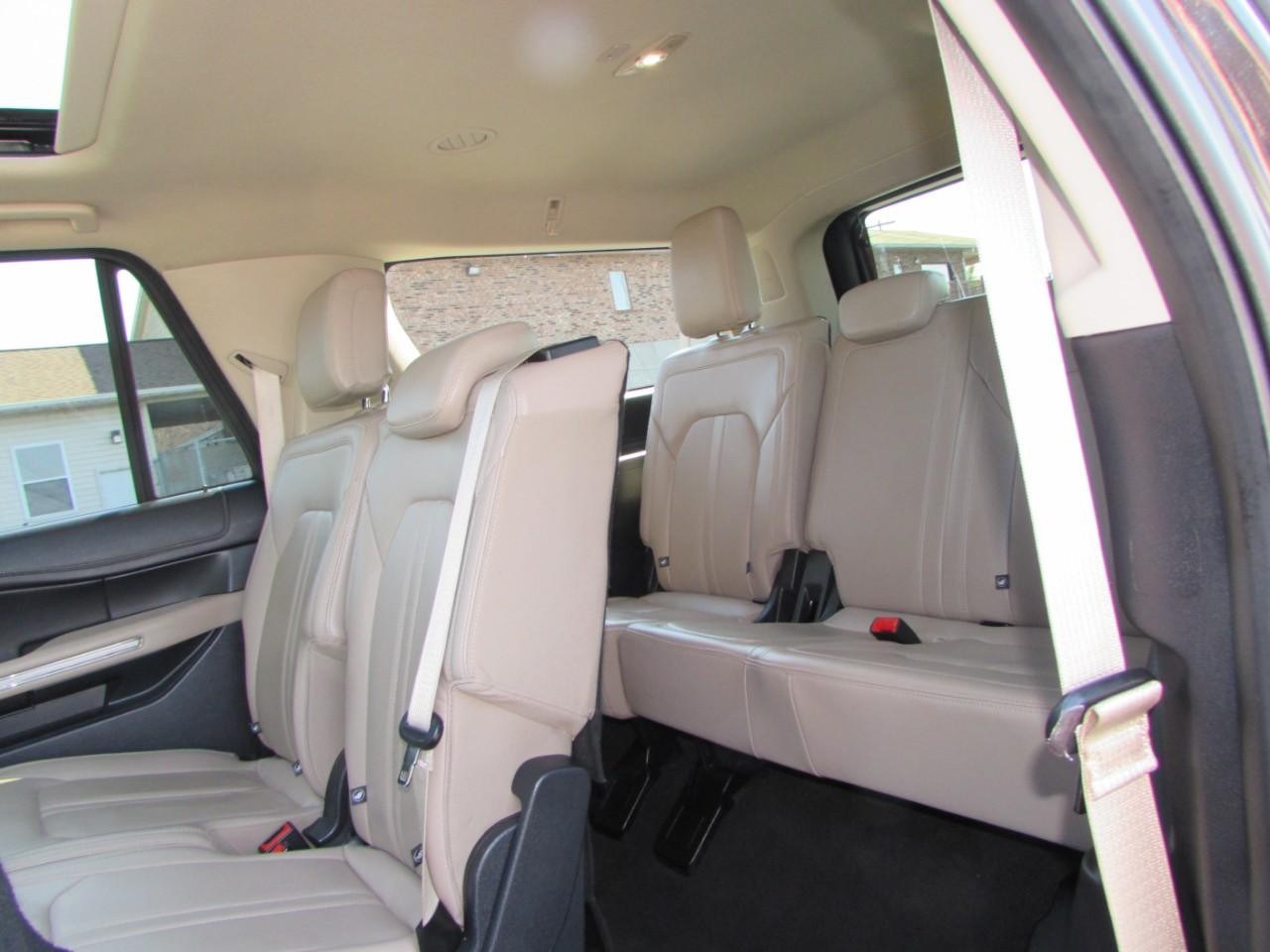 Ford Expedition Max Vehicle Full-screen Gallery Image 23