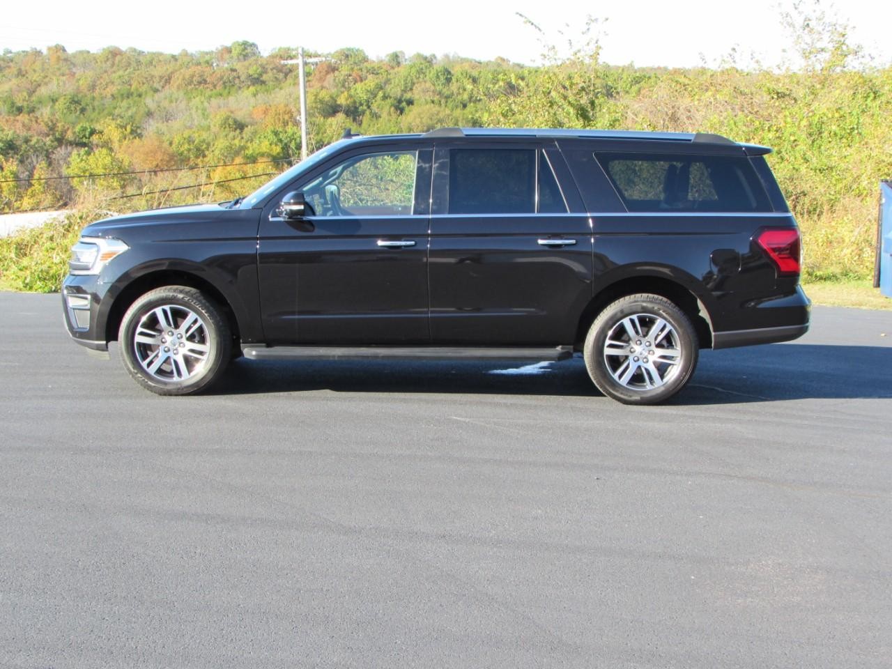 Ford Expedition Max Vehicle Full-screen Gallery Image 04