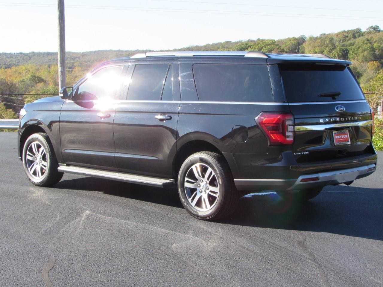 Ford Expedition Max Vehicle Full-screen Gallery Image 05