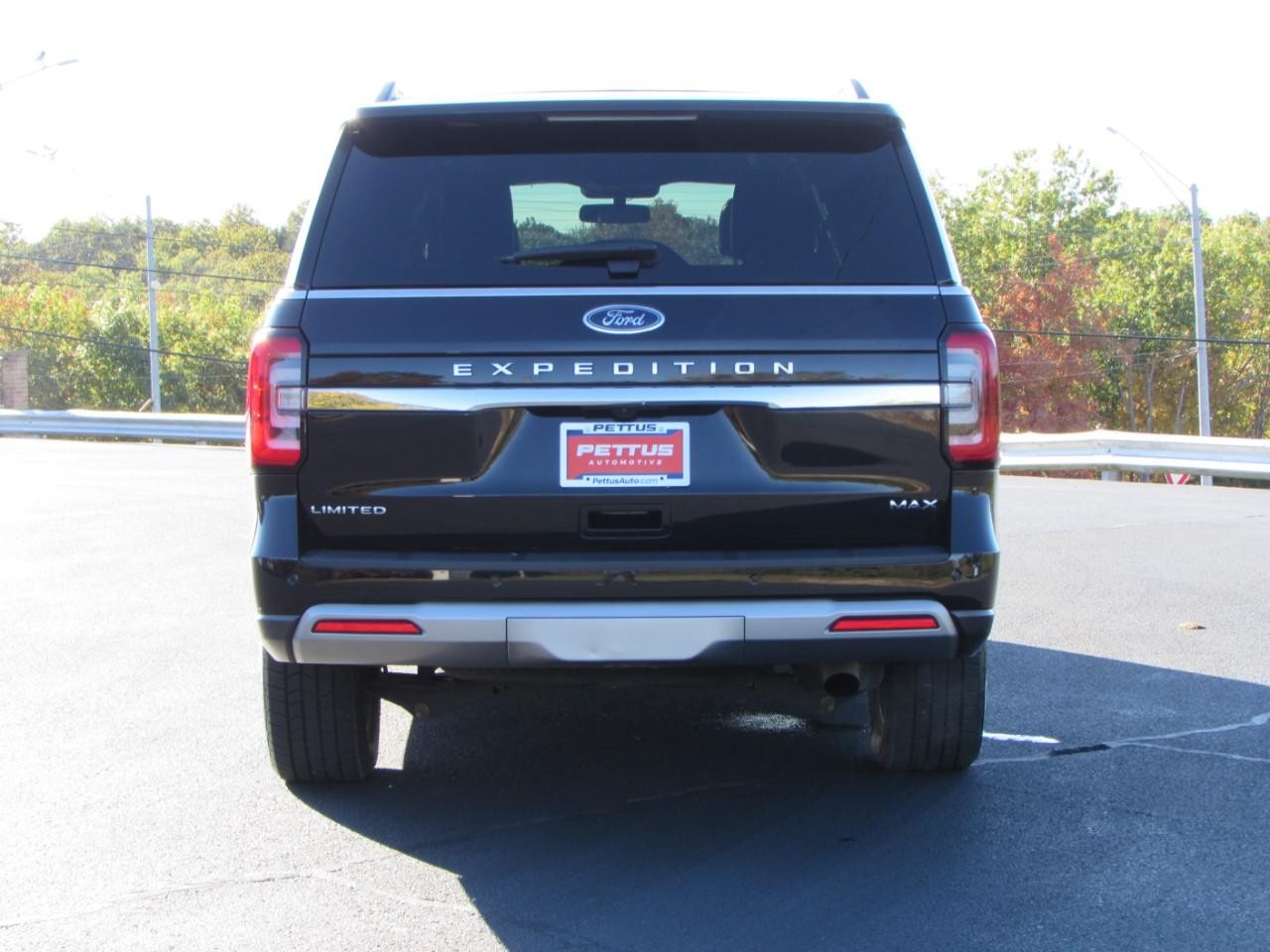 Ford Expedition Max Vehicle Full-screen Gallery Image 06