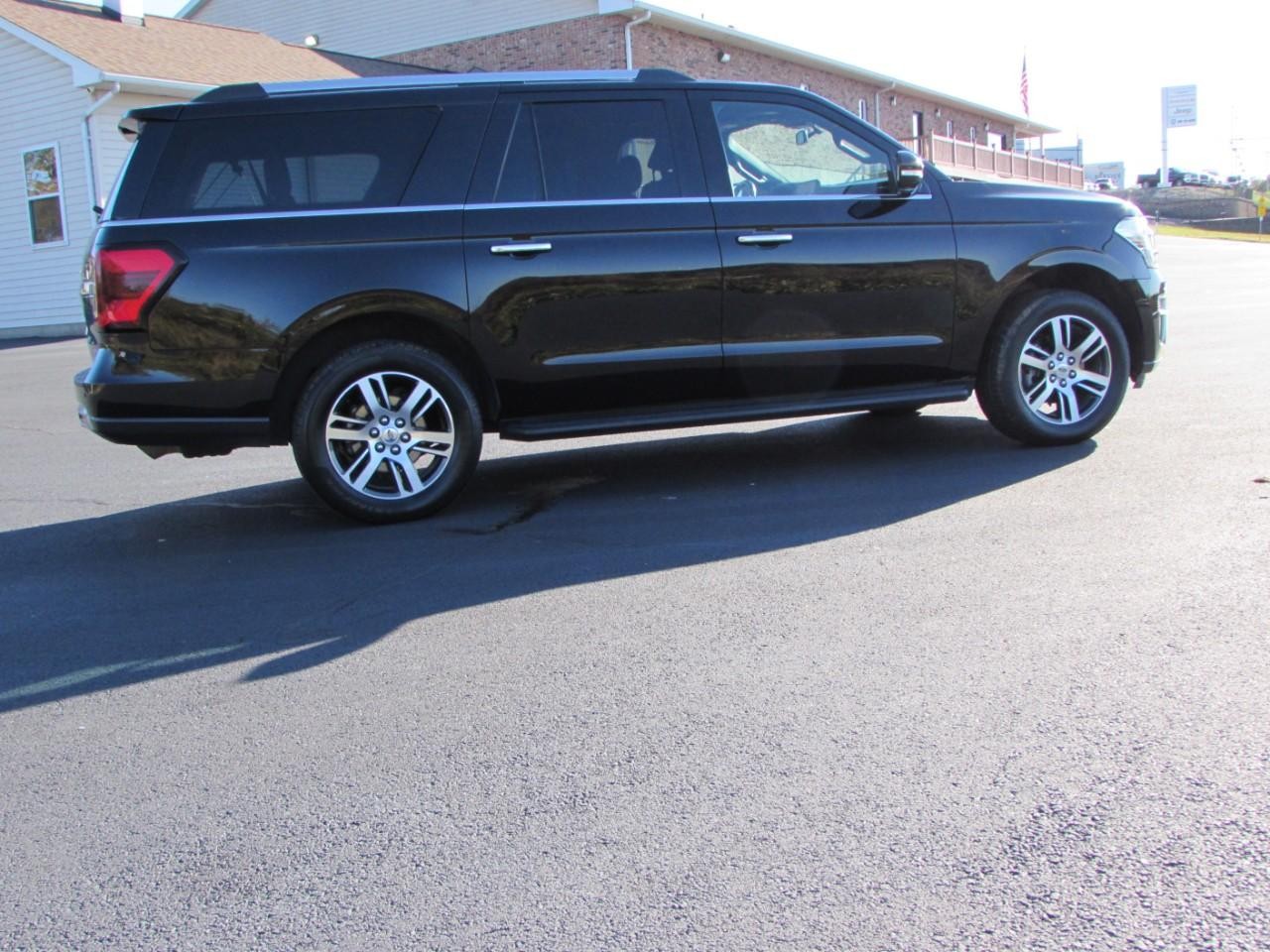 Ford Expedition Max Vehicle Full-screen Gallery Image 08