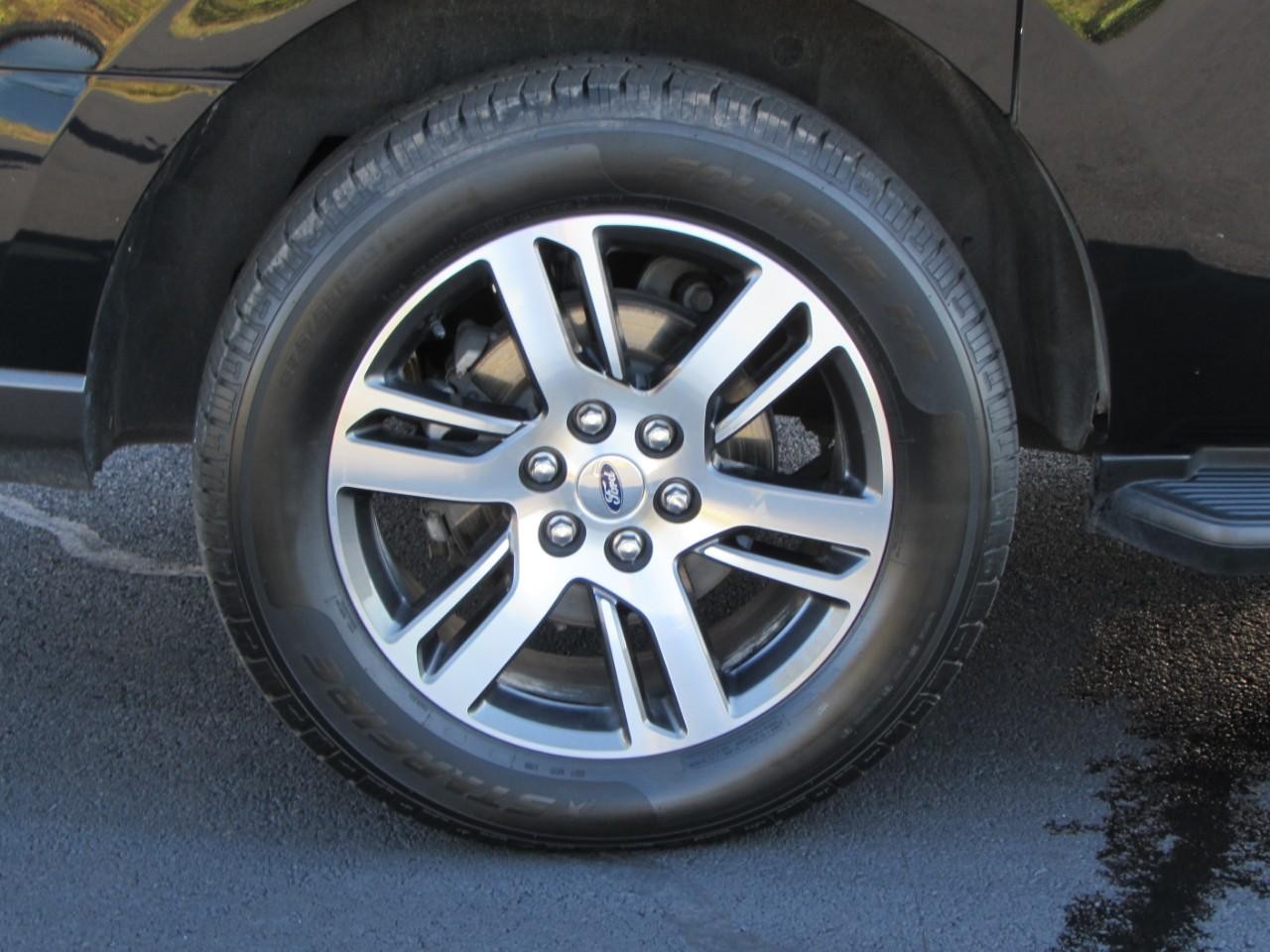 Ford Expedition Max Vehicle Full-screen Gallery Image 10