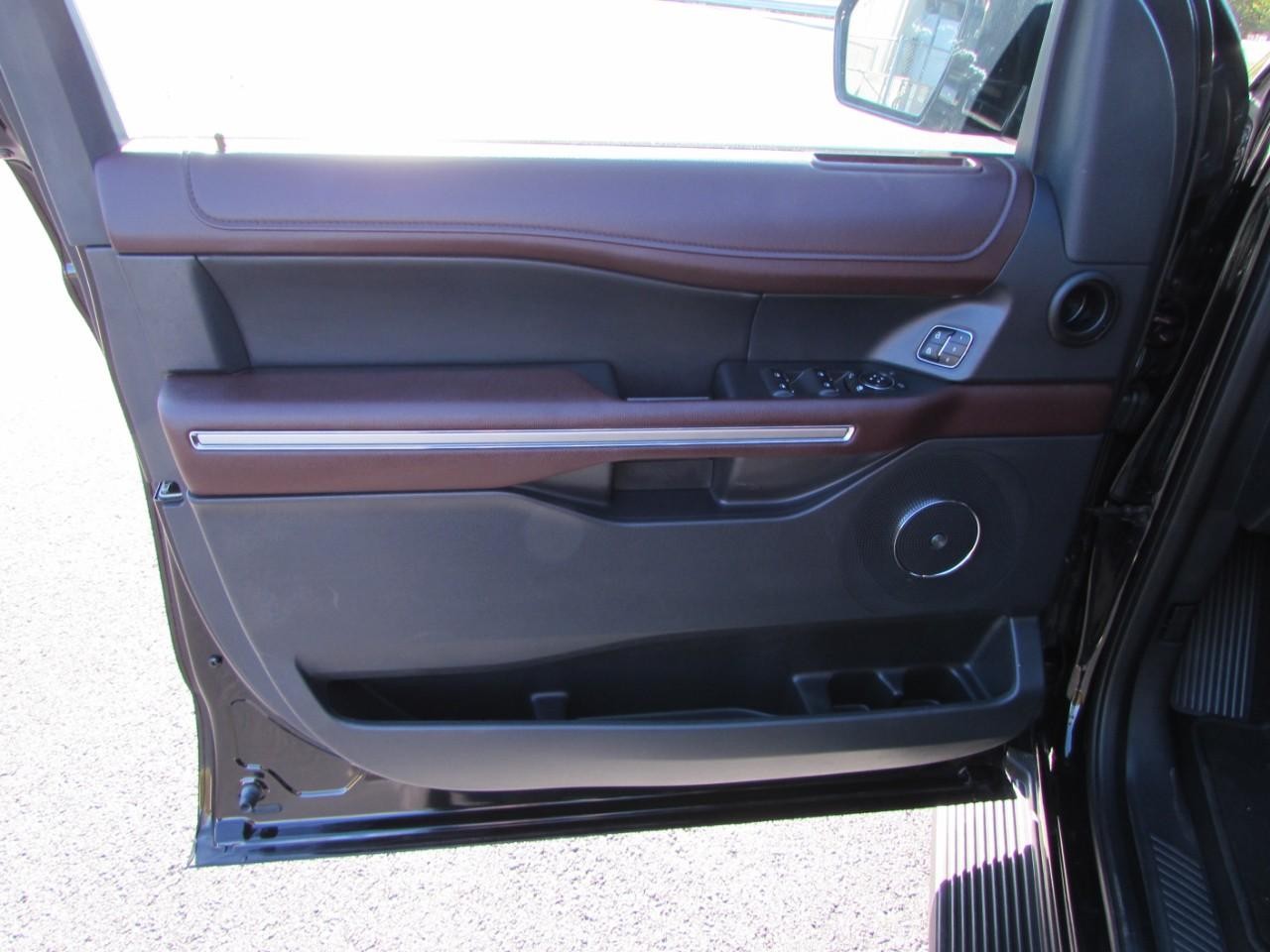 Ford Expedition Max Vehicle Full-screen Gallery Image 11