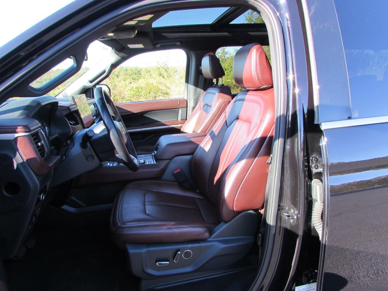 Ford Expedition Max Vehicle Full-screen Gallery Image 12