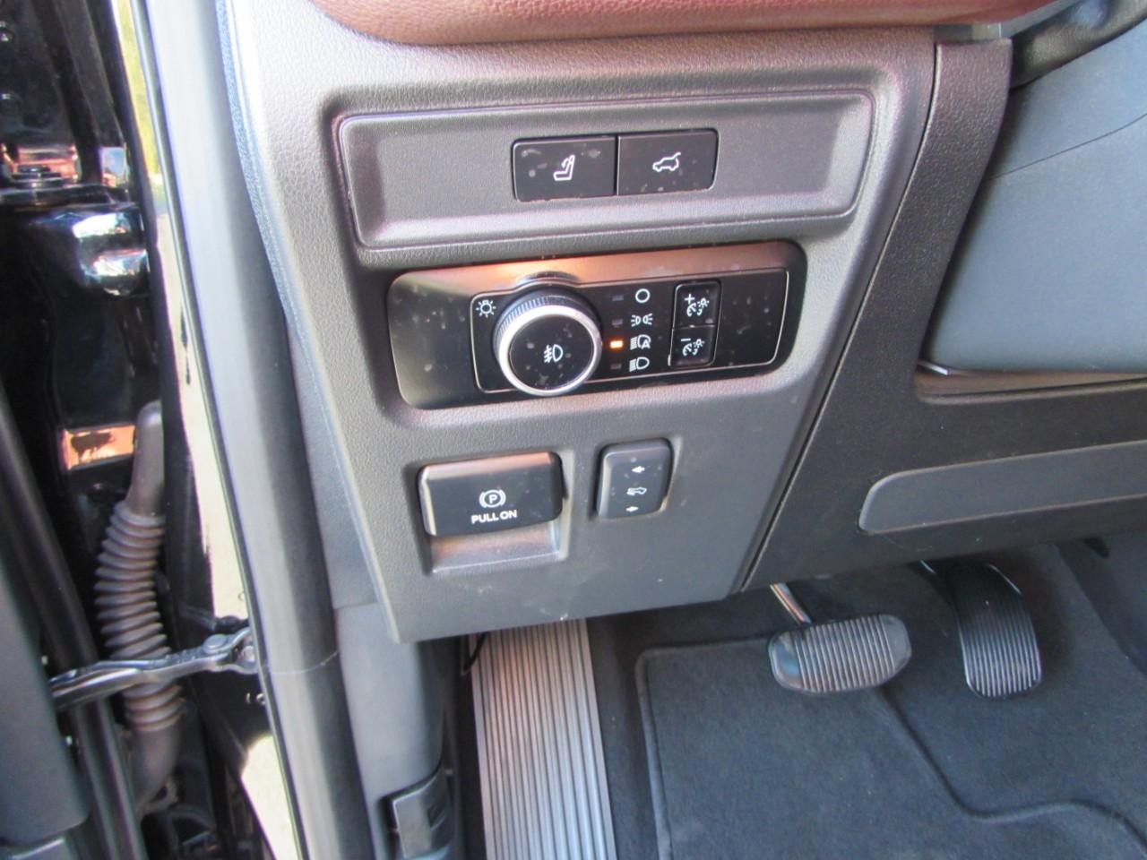 Ford Expedition Max Vehicle Full-screen Gallery Image 13