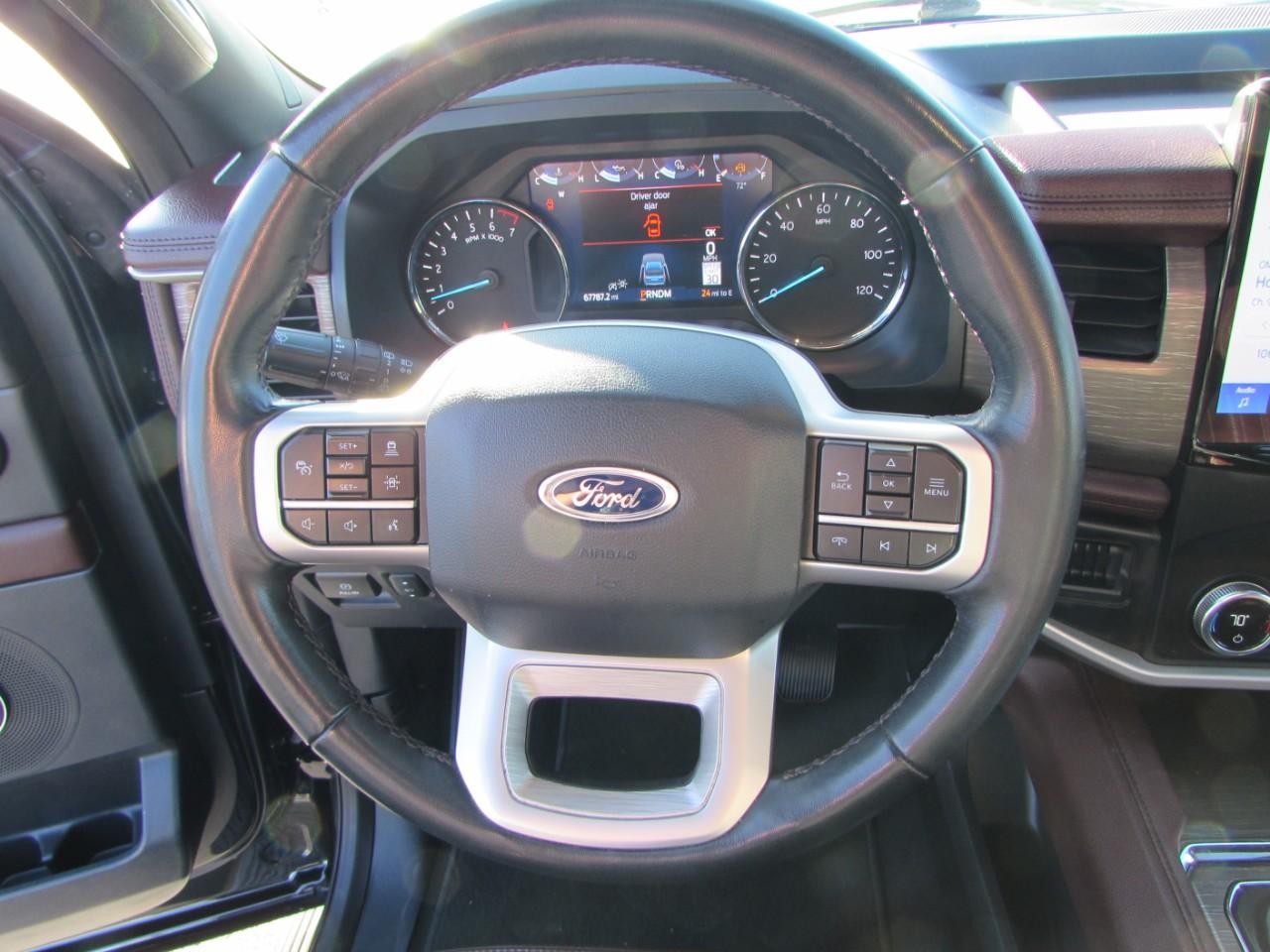 Ford Expedition Max Vehicle Full-screen Gallery Image 14