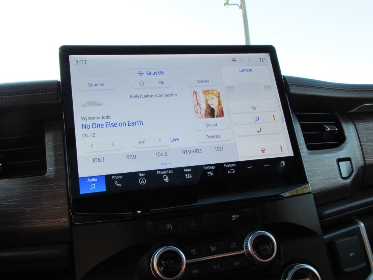 Ford Expedition Max Vehicle Full-screen Gallery Image 21