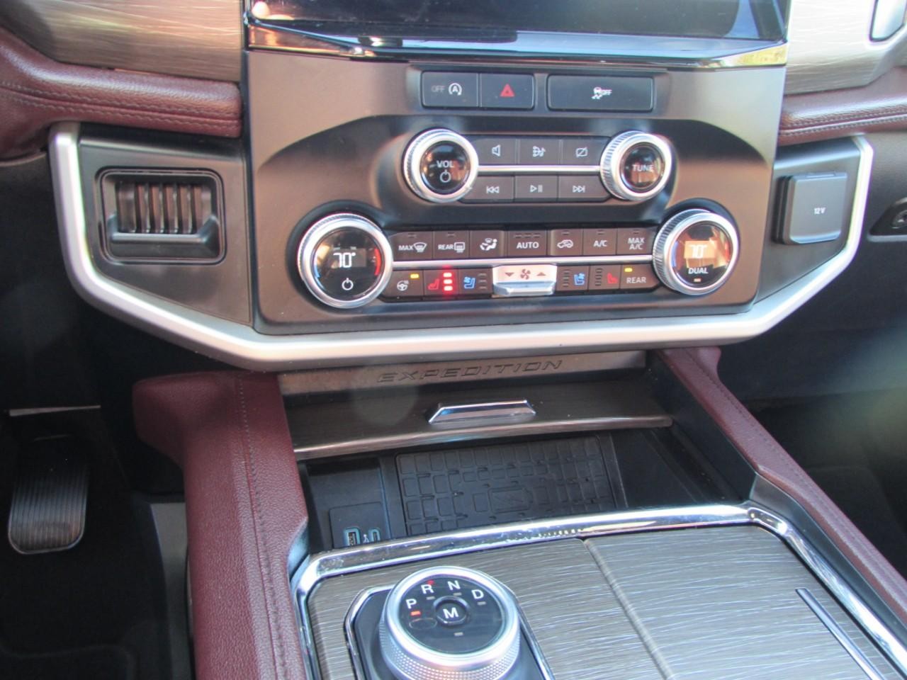 Ford Expedition Max Vehicle Full-screen Gallery Image 22