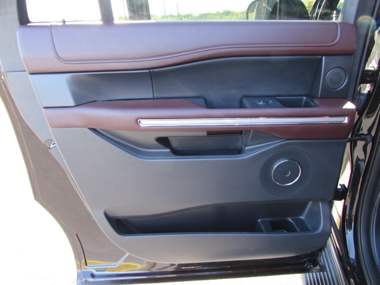 Ford Expedition Max Vehicle Full-screen Gallery Image 26