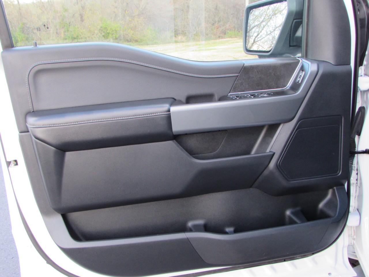 Ford F-150 Vehicle Full-screen Gallery Image 18