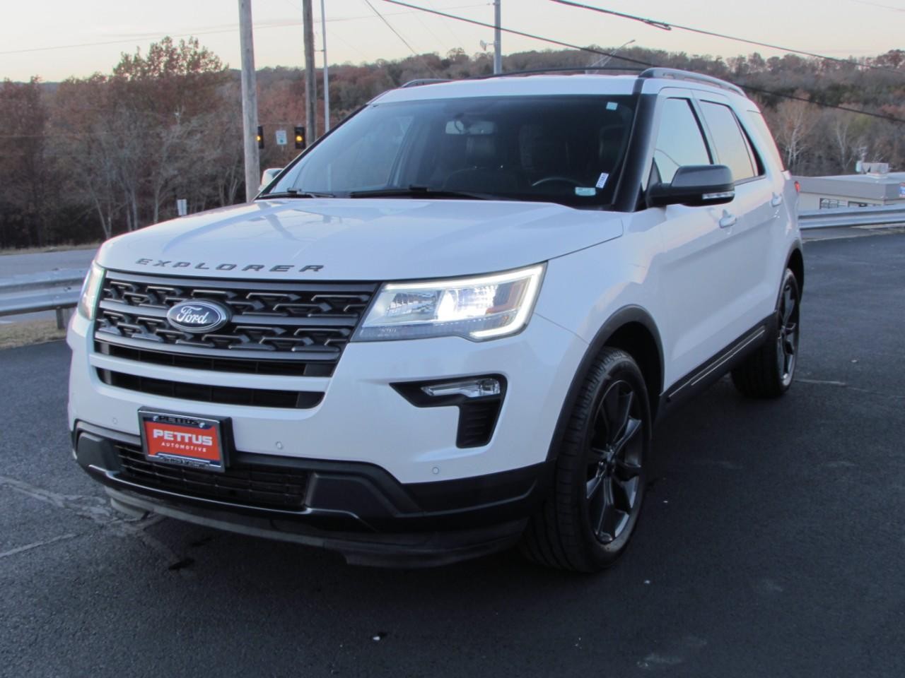 Ford Explorer Vehicle Full-screen Gallery Image 03