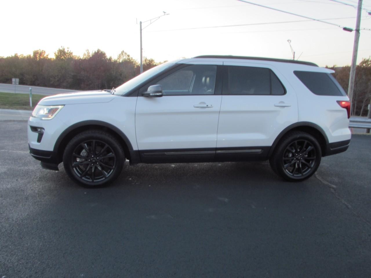 Ford Explorer Vehicle Full-screen Gallery Image 04