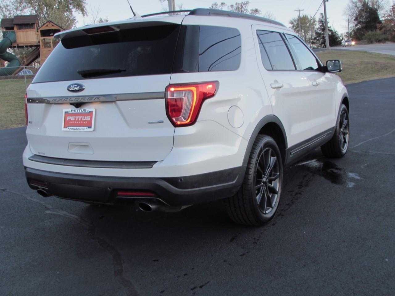 Ford Explorer Vehicle Full-screen Gallery Image 07