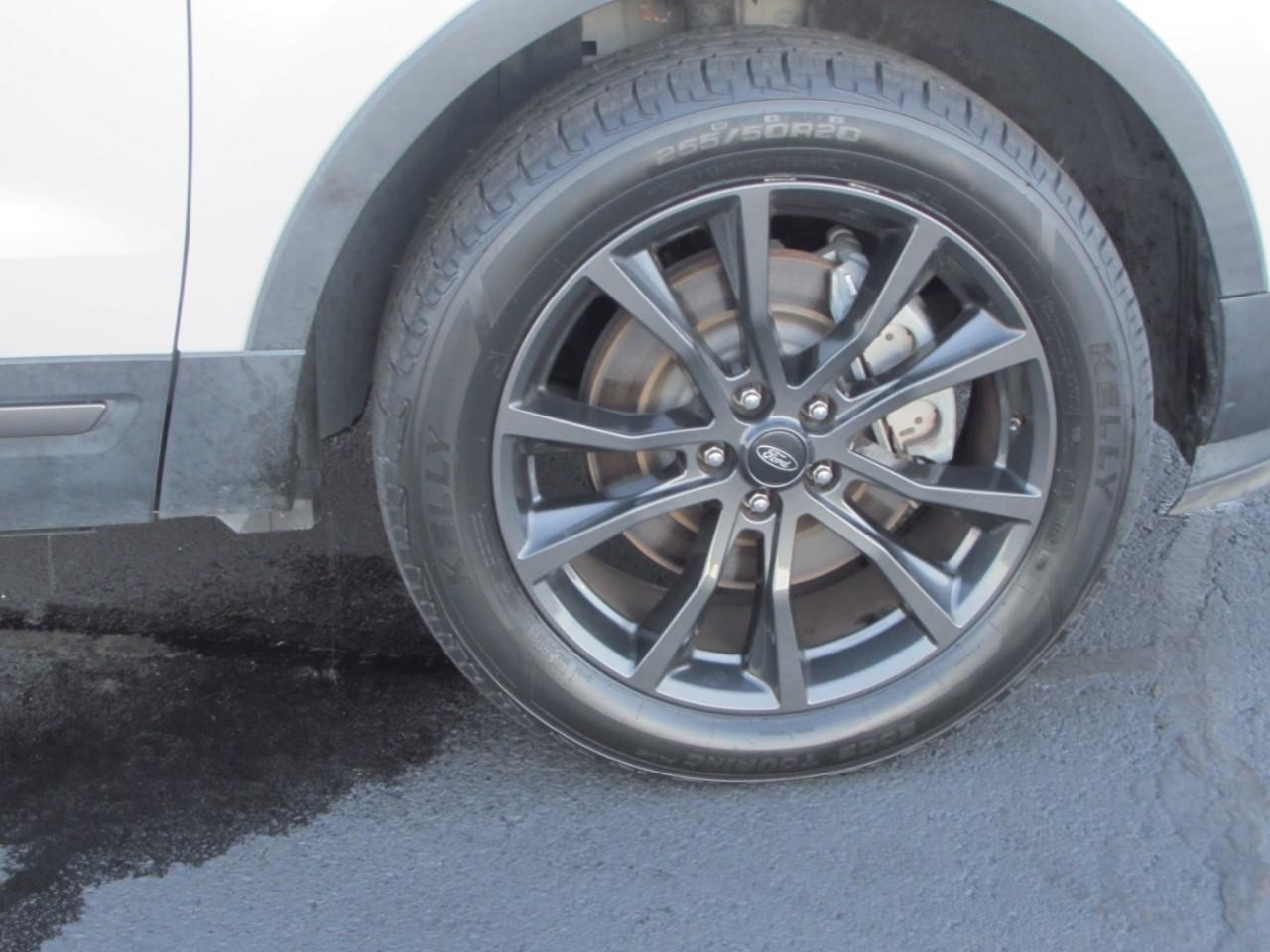 Ford Explorer Vehicle Full-screen Gallery Image 10