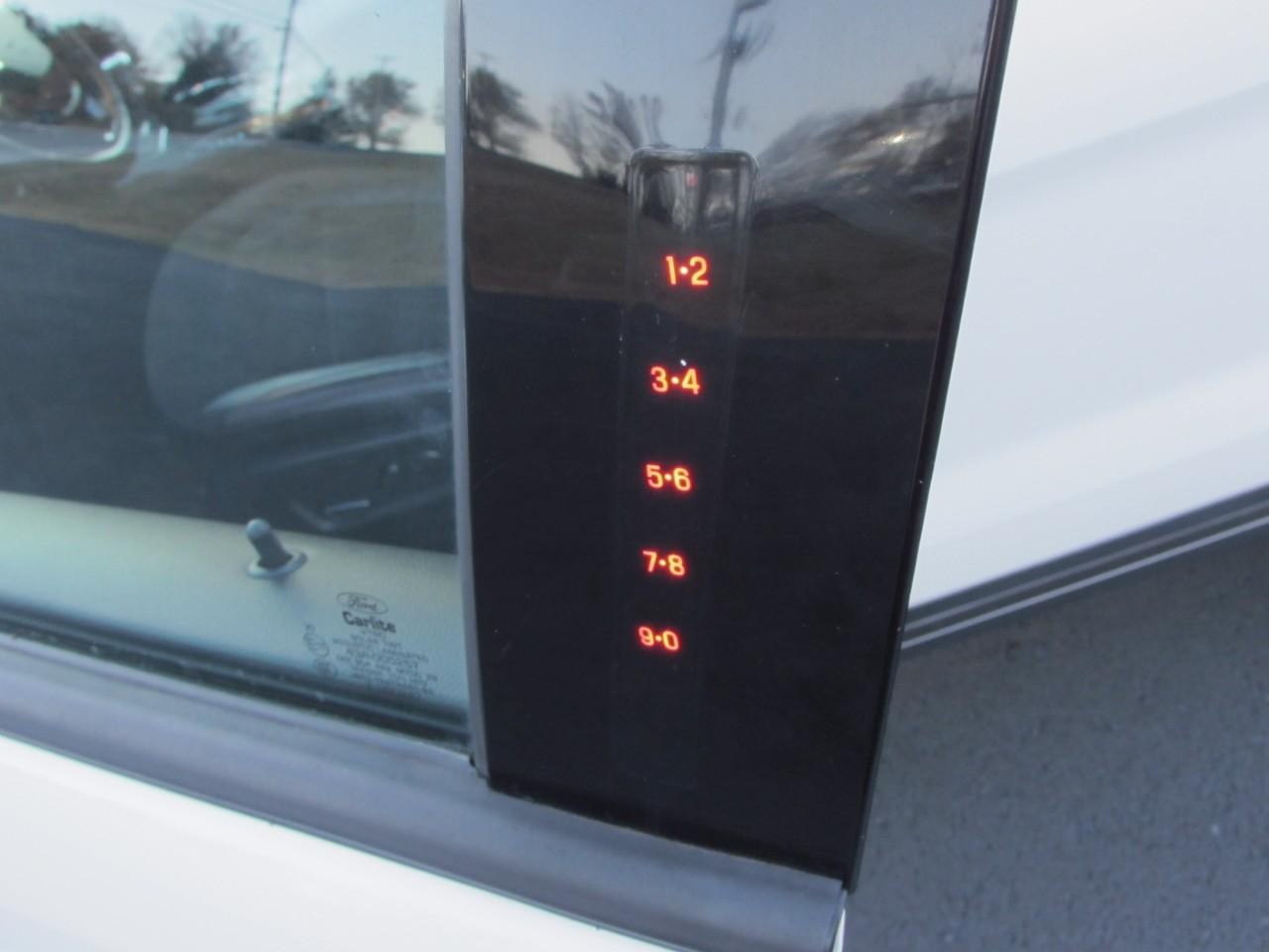 Ford Explorer Vehicle Full-screen Gallery Image 13