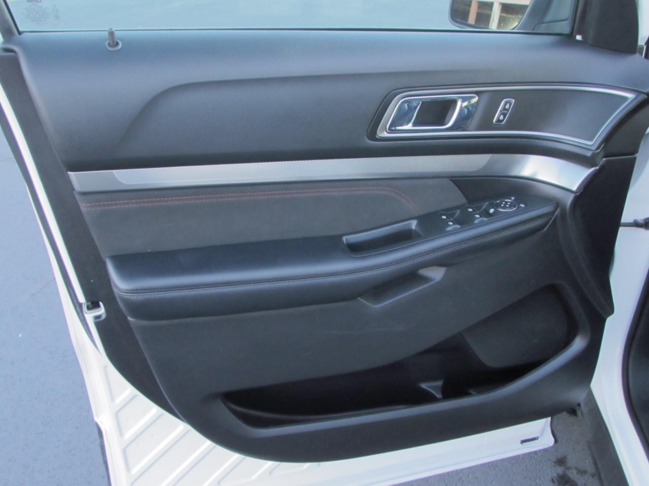 Ford Explorer Vehicle Full-screen Gallery Image 14