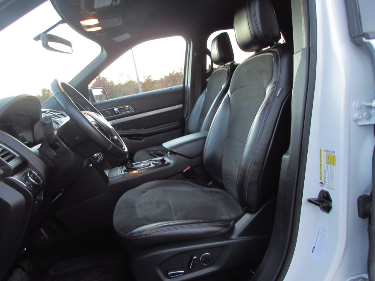 Ford Explorer Vehicle Full-screen Gallery Image 15