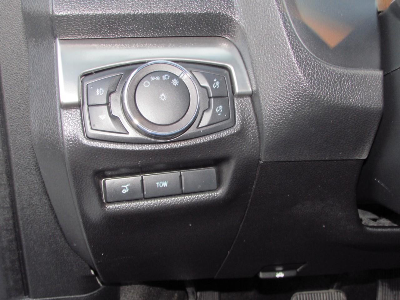 Ford Explorer Vehicle Full-screen Gallery Image 16