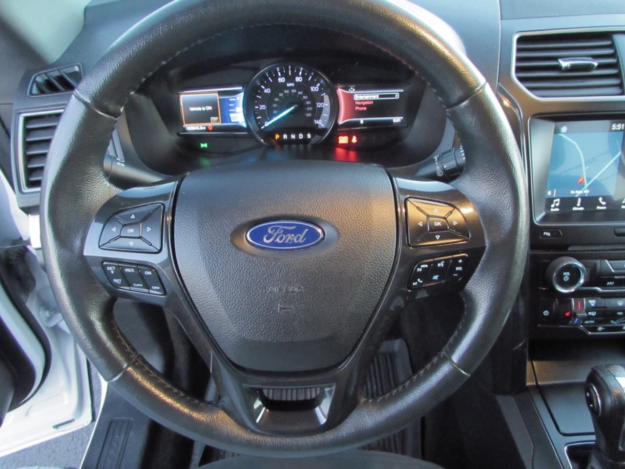 Ford Explorer Vehicle Full-screen Gallery Image 17