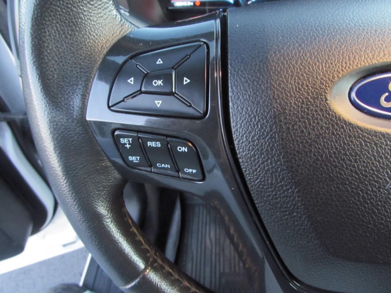 Ford Explorer Vehicle Full-screen Gallery Image 18