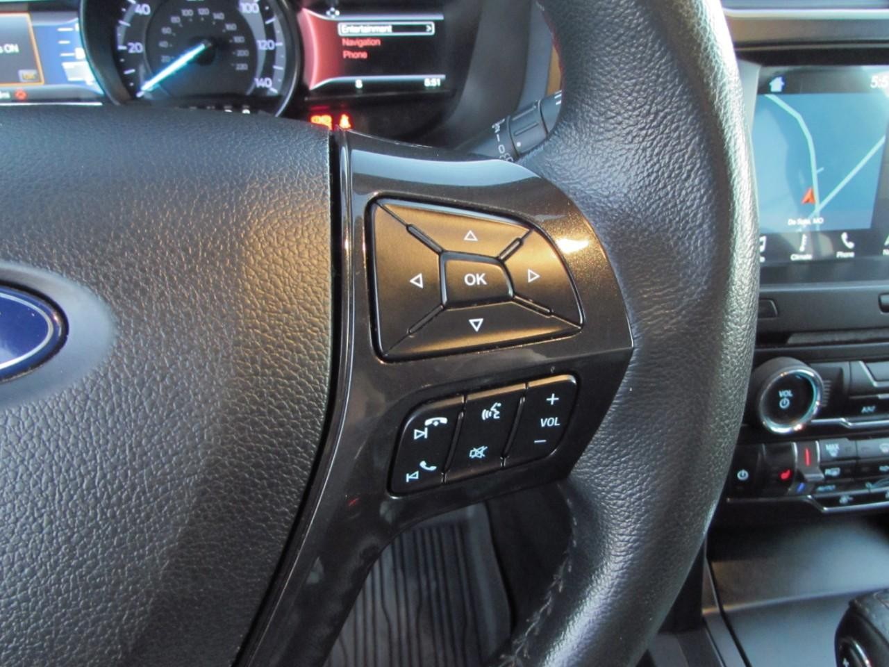 Ford Explorer Vehicle Full-screen Gallery Image 19